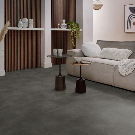 Woonkamer met warme uitstraling dankzij Ambiant concrete anthracite  vloer in anthracite