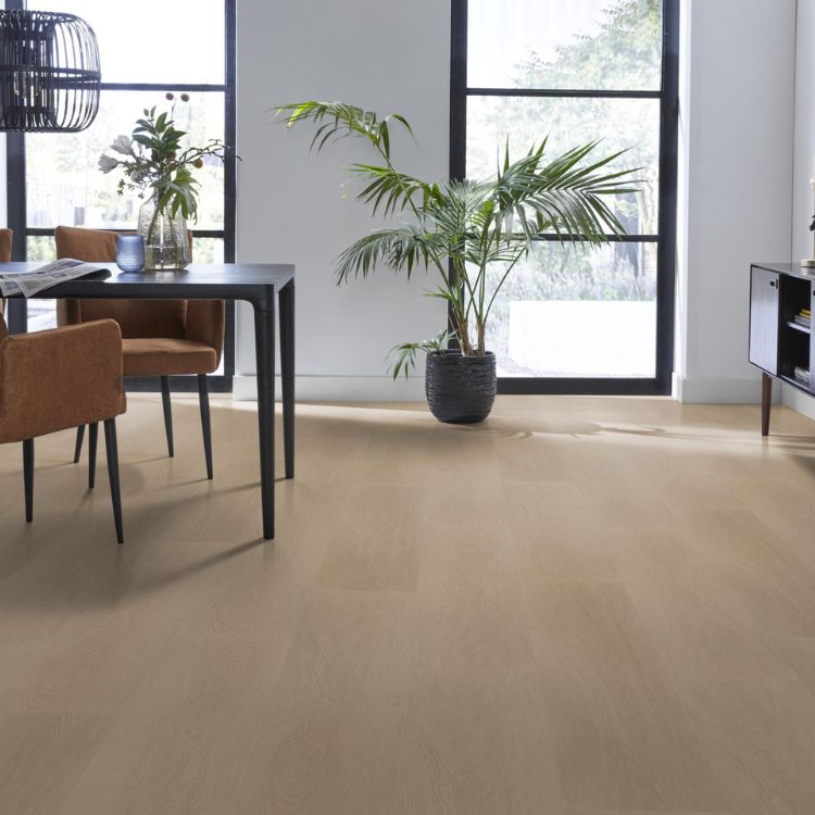Woonkamer met warme uitstraling dankzij Ambiant Estino Dryback smoky vloer in licht eiken