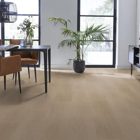 Woonkamer met warme uitstraling dankzij Ambiant Estino Dryback smoky vloer in licht eiken