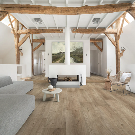 Woonkamer met een rustige uitstraling dankzij Hebeta Largo XXL Plank - Gerookt eiken robuust - 30,5 cm x 152,5 cm vloer in gerookt eiken.