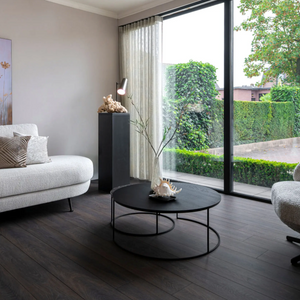 Woonkamer met een rustige uitstraling dankzij Hebeta laminaat - Organic eiken donker gerookt- klik vloer in donker eiken.