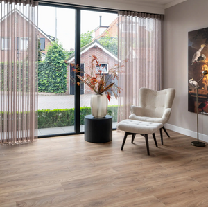 Woonkamer met een rustige uitstraling dankzij Hebeta laminaat - Organic eiken robust - klik vloer in robuust eiken.