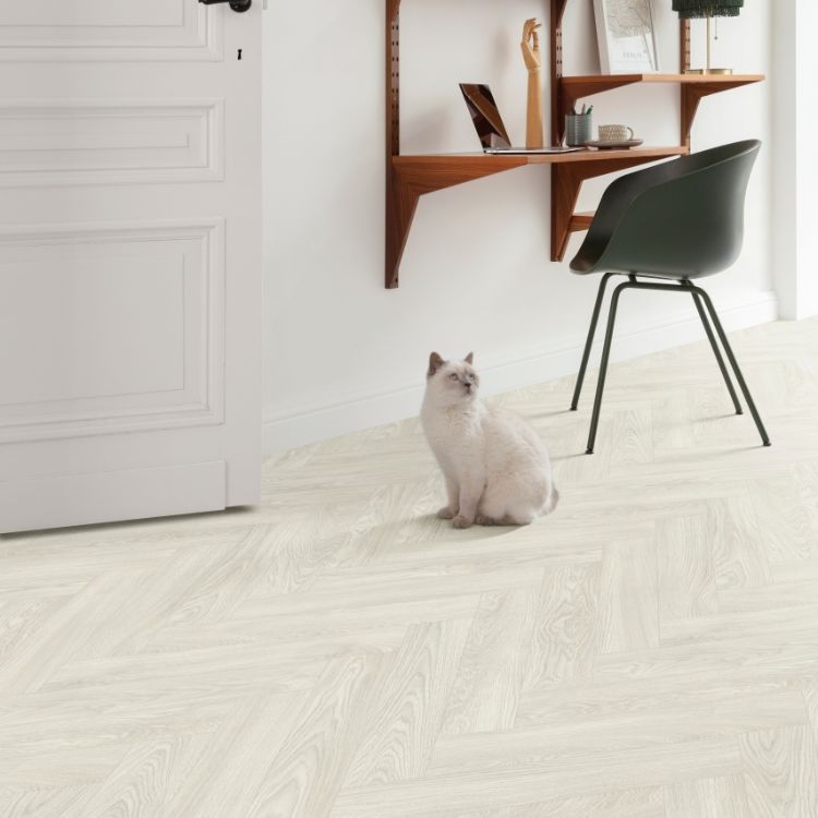 Zithoek met lichte uitstraling dankzij Moduleo Layred Herringbone Laurel Oak 2051104 vloer in licht eiken wit