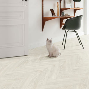 Zithoek met lichte uitstraling dankzij Moduleo Layred Herringbone Laurel Oak 2051104 vloer in licht eiken wit