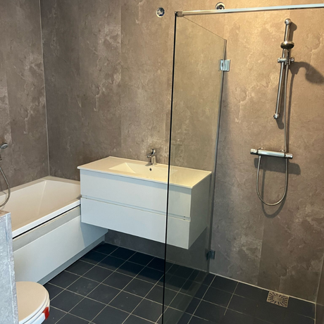 Badkamer met rustige uitstraling dankzij Muro waterbestendige wandpanelen leisteen beige WPM2220XL vloer in beige.