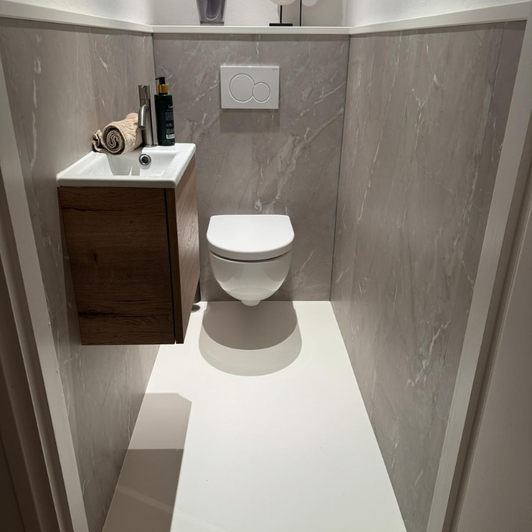 Toilet met luxe uitstraling dankzij Muro waterbestendige wandpanelen marmer caramel WPM4410XL vloer in marmer.