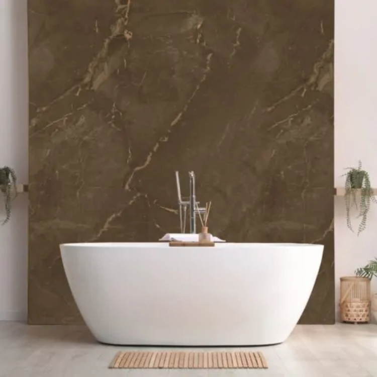 Badkamer met luxe uitstraling dankzij de Muro waterbestendige wandpanelen marmer koper in koper