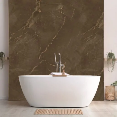 Badkamer met luxe uitstraling dankzij de Muro waterbestendige wandpanelen marmer koper in koper