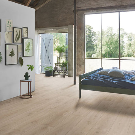 Slaapkamer met natuurlijke uitstraling dankzij Parador Trendtime 6 Eiken Avant geslepen vloer in naturel eiken