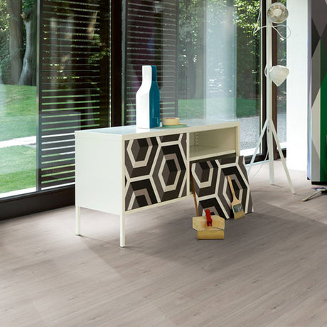 Tuinkamer met abstracte uitstraling dankzij Parador Trendtime 6 Eiken Mistral grijs vloer in grijs eiken