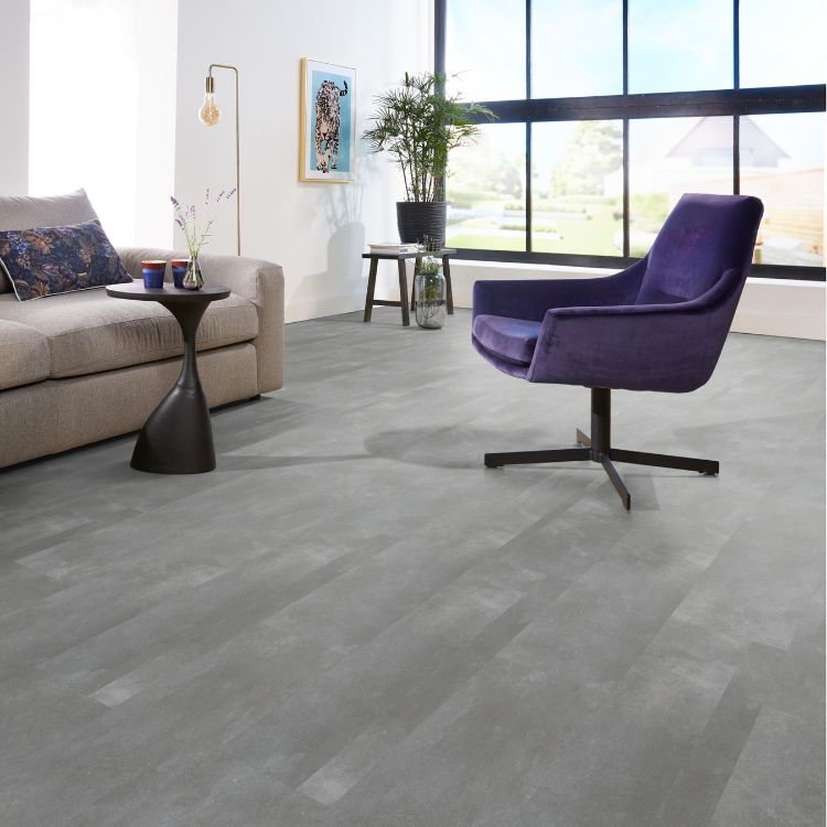 Woonkamer met strakke uitstraling dankzij Ambiant Piazzo Dryback Grey vloer in grijs