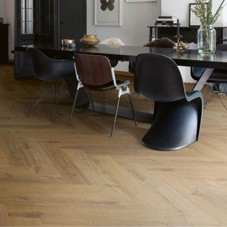 Eetkamer met Donkere uitstraling dankzij Quick Step Pristine Herfst Eik Bruin vloer in Donker Eiken