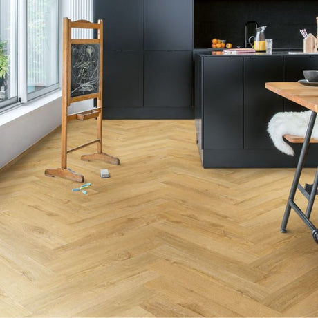 Keuken met Moderne uitstraling dankzij Quick Step Pristine Herfst Eik Honing vloer in Naturel Eiken

