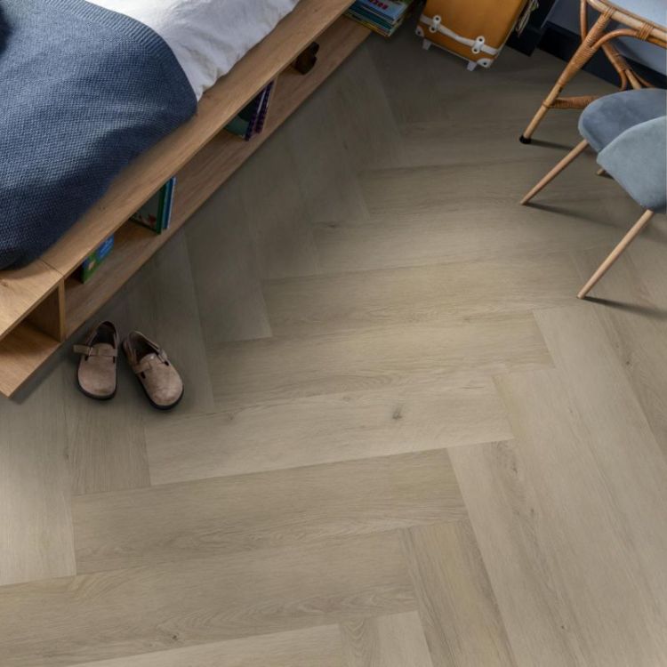 Sfeervolle ruimte met Ambiant Spigato Marento Natural vloer in warme stijl