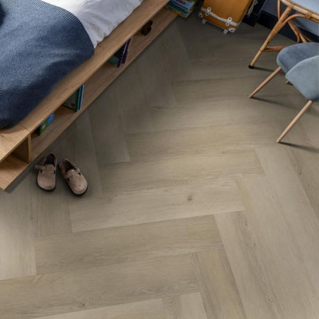 Sfeervolle ruimte met Ambiant Spigato Marento Natural vloer in warme stijl