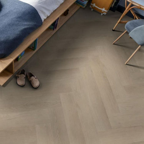 Sfeervolle ruimte met Ambiant Spigato Navaro Visgraat Beige vloer in warme stijl