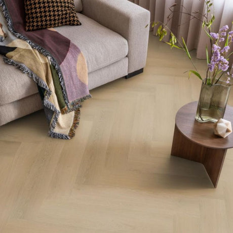 Sfeervolle ruimte met Ambiant Spigato Navaro Visgraat Light Oak vloer in warme stijl