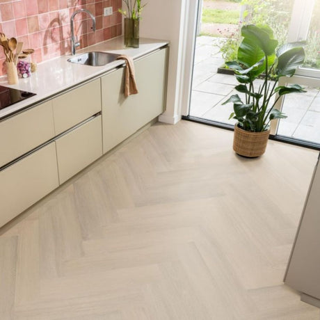 Sfeervolle ruimte met Ambiant Spigato Viranto Visgraat Warm Beige vloer in warme stijl