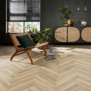 Zithoek met warme uitstraling dankzij Ambiant Spigato visgraat beige vloer in Beige