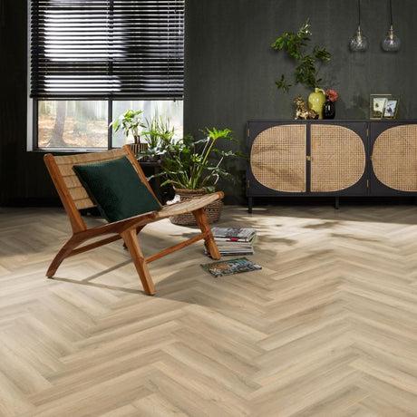 Zithoek met warme uitstraling dankzij Ambiant Spigato visgraat beige vloer in Beige