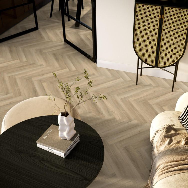 Zithoek met warme uitstraling dankzij Ambiant spigato visgraat beige vloer in Beige
