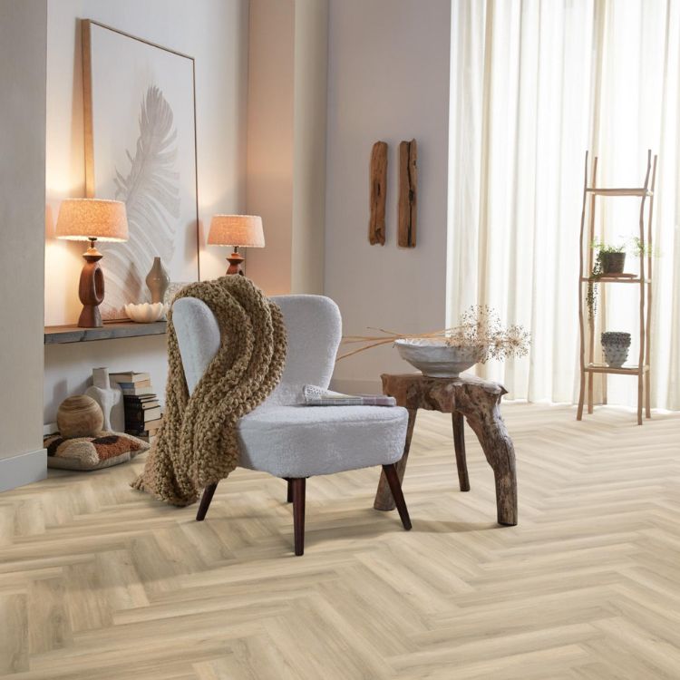 Zithoek met lichte uitstraling dankzij Ambiant Spigato visgraat beige vloer in beige