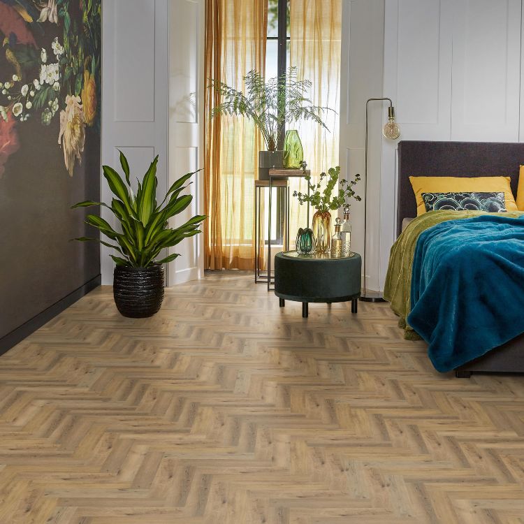 Slaapkamer met warme uitstraling dankzij Ambiant spigato visgraat dark oak vloer in donker eiken