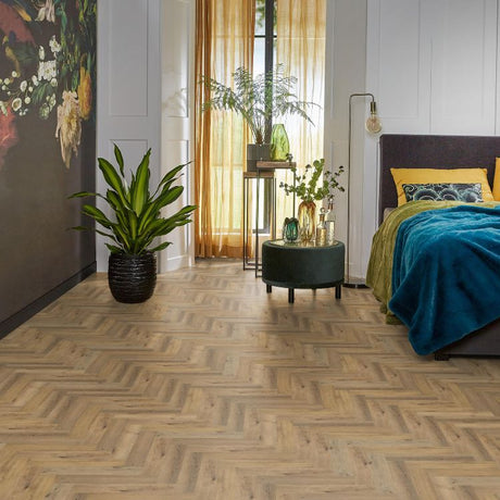 Slaapkamer met warme uitstraling dankzij Ambiant spigato visgraat dark oak vloer in donker eiken