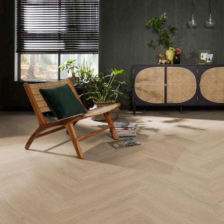 Zithoek met warme uitstraling dankzij Ambiant Spigato vivero visgraat beige vloer in beige