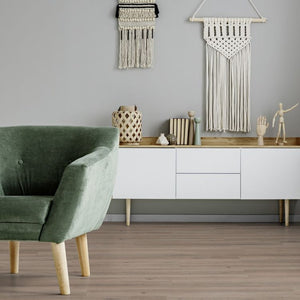 woonkamer met lichte uitstraling dankzij Tarkett ID Inspiration Oak Light Grey vloer in highland oak light grey