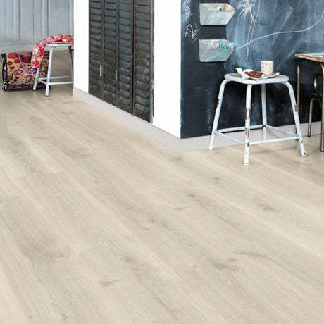 Woonkamer met industriële uitstraling dankzij Quick Step Creo Tennessee Eik Grijs vloer in Grijs eiken
