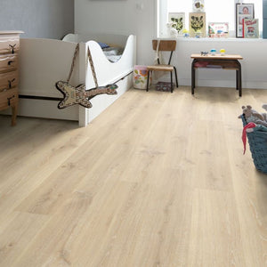 Slaapkamer met lichte uitstraling dankzij Quick Step Creo Tennessee Eik Licht hout vloer in licht eiken