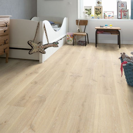 Slaapkamer met lichte uitstraling dankzij Quick Step Creo Tennessee Eik Licht hout vloer in licht eiken