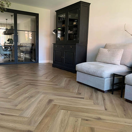 Woonkamer met moderne uitstraling dankzij Gelasta Callisto Visgraat Rigid Click Natural Oak vloer in naturel eiken