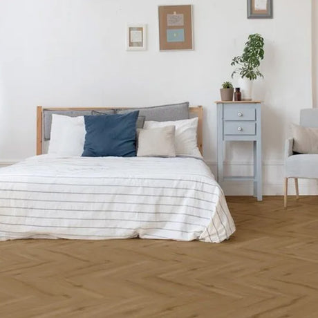 Slaapkamer met moderne uitstraling dankzij Gelasta Callisto Visgraat Rigid Click Natural Oak Dark vloer in eiken donker