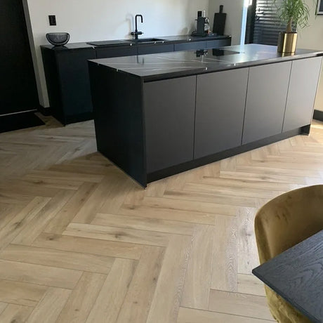 Keuken met strakke uitstraling dankzij Gelasta Callisto Visgraat Natural Oak Light vloer in eiken licht