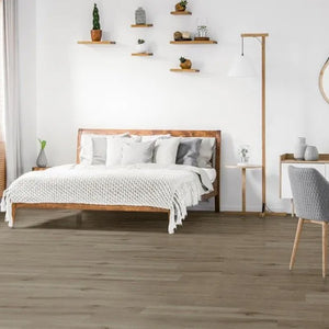 Slaapkamer met moderne uitstraling dankzij Gelasta Callisto Rigid Click Natural Oak Brown vloer in eiken bruin