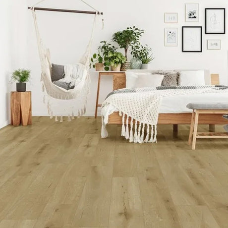 Slaapkamer met rustgevende uitstraling dankzij Gelasta Callisto Rigid Click Natural Oak Light vloer in eiken licht 