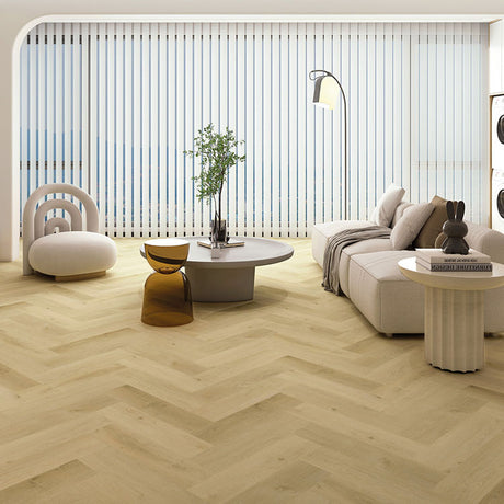 Woonkamer met lichte uitstraling dankzij Gelasta Vario Visgraat Rigid Click Prestige Oak Light vloer in licht eiken